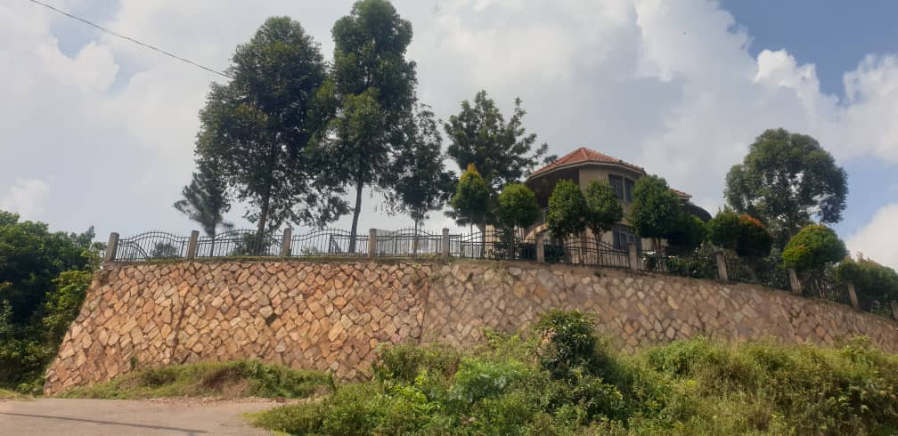 KMT_properties's tweet photo. HOT DEAL...✅✅
Flat House For Sale
Located in, Kampala, Nalumunye
#6bedrooms #6bathrooms sitting & dinning rooms
Seated on #50Decimals private Milo land
Selling Price #650m
Call/ WhatsApp+256786396665 https://t.co/QsBMFTqets