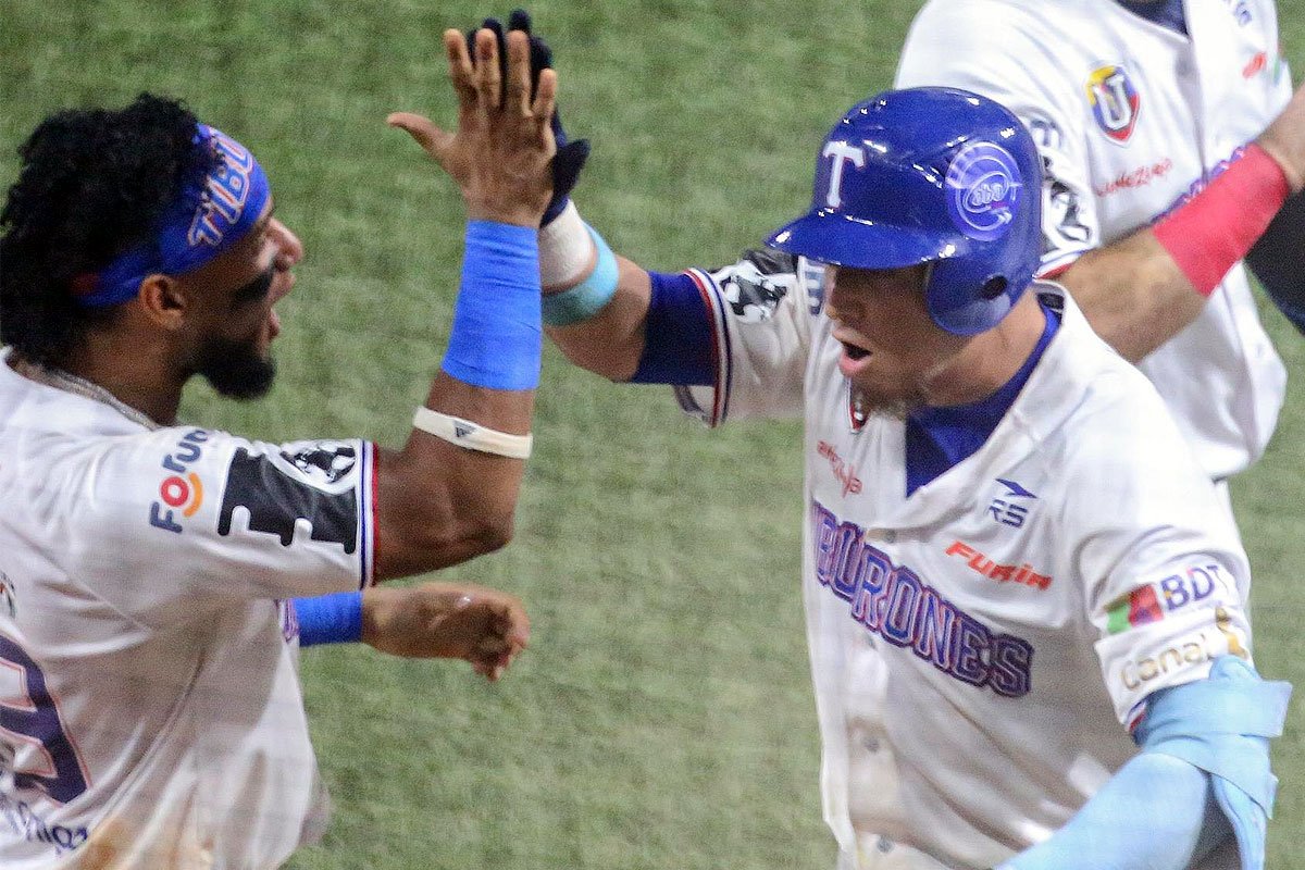 #beisbolvenezolano El receptor Roberto Alvarez conectó un jonrón e impulsó para darle la victoria <a href="/Tiburonesbbc_/">Tiburones de La Guaira</a> 6 a 5 ante <a href="/labarrabrava/">Bravos de Margarita</a>