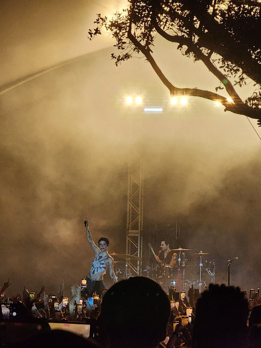 strawbearrykiwi's tweet photo. from room 93 to tonight’s austin album release show 💗 https://t.co/fRg1r7BpFr