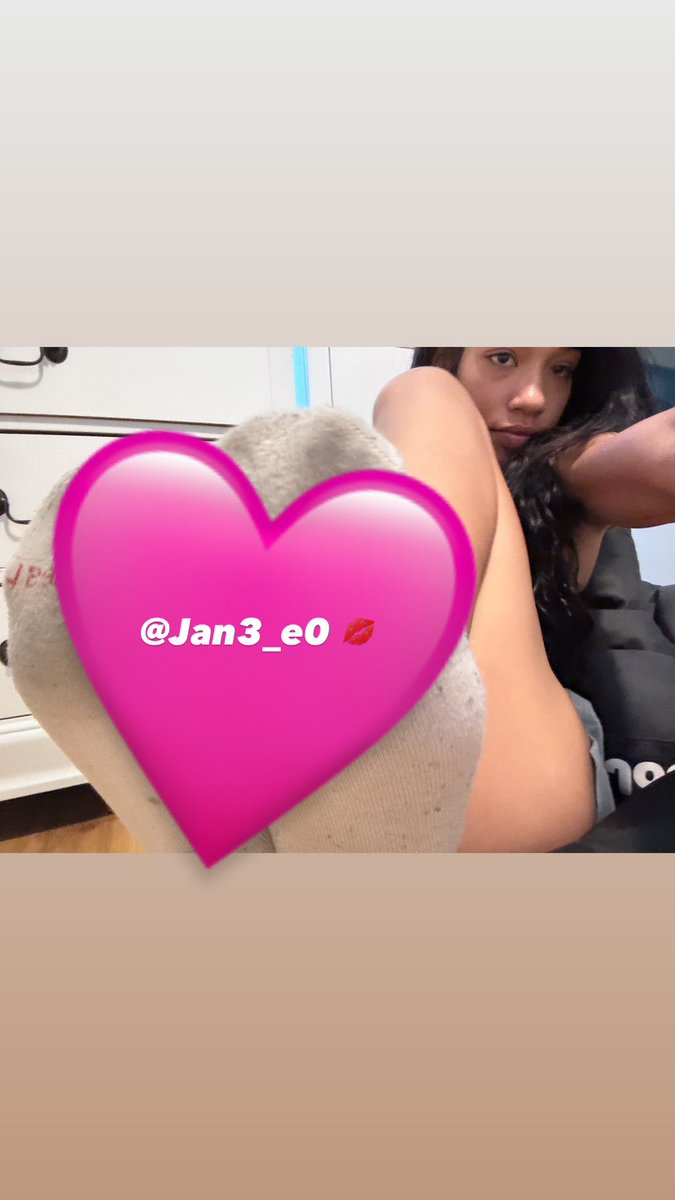 Jan3_e0's tweet photo. Back online 💕 Kiss my feet for me 💋
.
.
.
#findom2d #findom #cashpig #paypig #feet https://t.co/ON5I1EIihP
