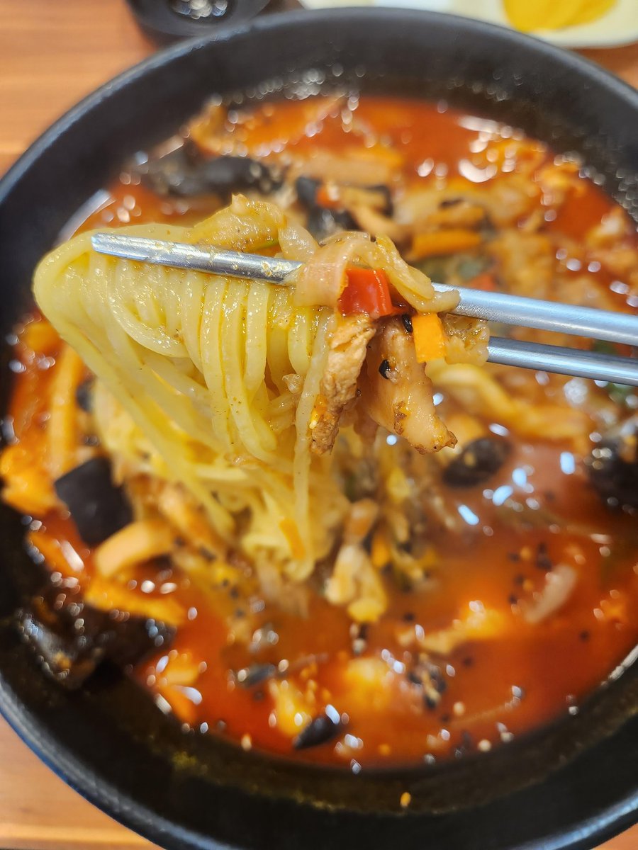 EmilianiJe50007's tweet photo. 비오는날 빨간 장미가 아니라 짬뽕을... 원오브 나의 최애!!!
#차돌짬뽕
#비오는날
#맘눌뎀 https://t.co/djUY2Vynjc