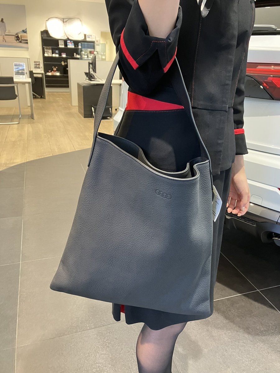 AudiChofu's tweet photo. コレクション新商品のご紹介です🙋‍♀️
柔らかくやさしい手触りが心地よい「神戸レザー」を使用したトートバッグです。

ノートPC収納可能、内側にポケット付き。
サイズ:H38cm×W36cm(マチ無し)
素材:牛革

お店には、色違いのグレージュもございます。一度お手に取って頂きたいです🌼
#AJS #Audi調布 https://t.co/Ya9h10ovLe