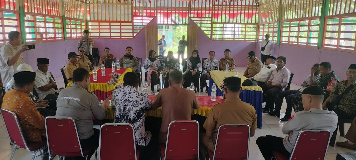 PBPGRI_OFFICIAL's tweet photo. Mediasi damai antara Guru dan keluarga orang tua yg mengadukan guru kami berjalan lancar.
Mari bersama kembalikan Marwah Guru dan berjuang bagi UU Perlindungan Guru.
#PGRI
#pgrimengabdinegeri
#unifahrosyidi
#saveguru
#guruprofesimulia
#lindungiguru
#pgribersamaguru https://t.co/xCM8RAnPBk