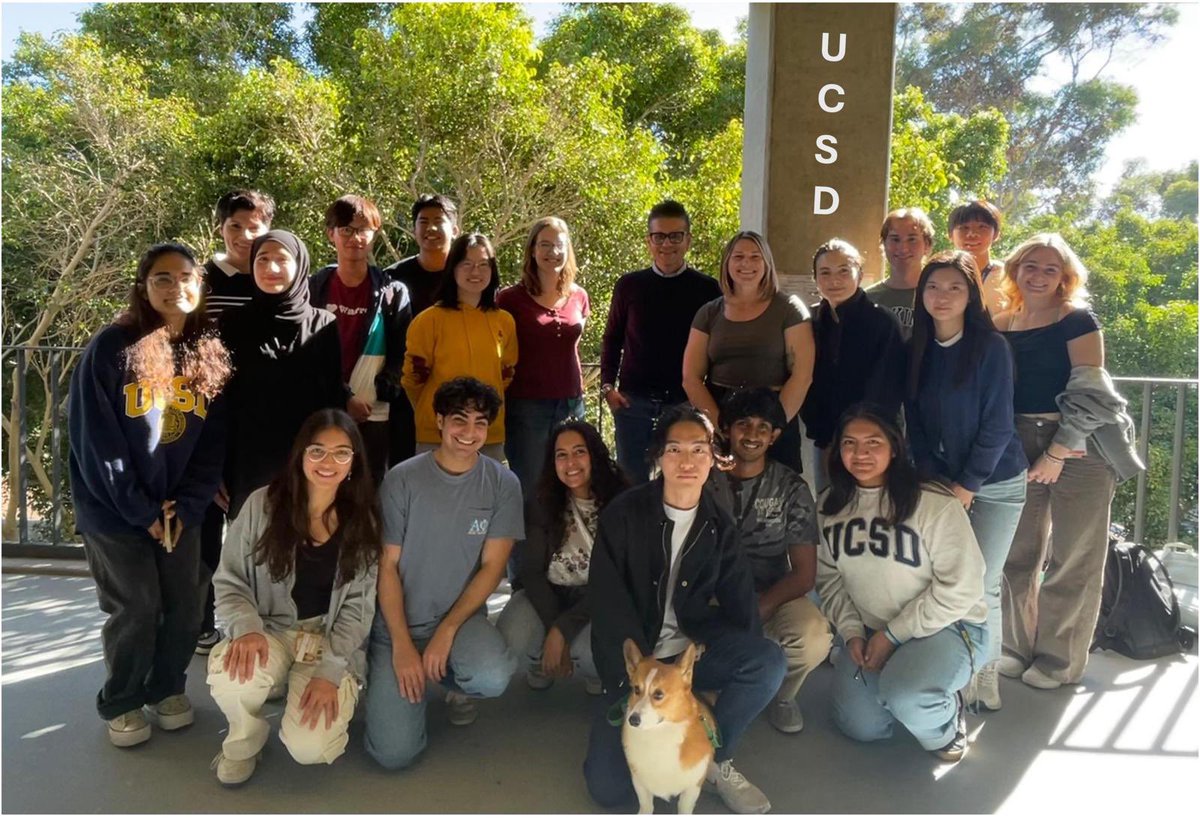 giodeguglielmo's tweet image. People often ask why I want a big lab. Truth is, I don’t-it’d be easier smaller. But how could I turn away a student with dreams of science? Running a big lab means more grants, more work, less time with family/friends. But seeing students grow as scientists makes it all worth it