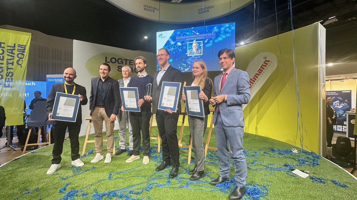 Presenting the #ScienceAward at #BVLSupplyChainCx. #LogisticsResearch #SupplyChainManagement #Logistics #andreaskaplan #academia