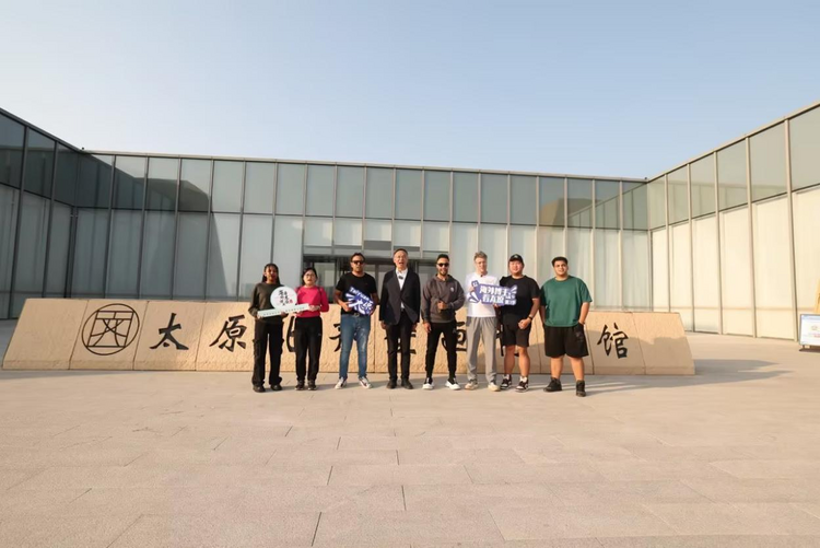 HRegionen's tweet photo. #TaiyuanInDenAugenInternationalerBlogger
#MuseumFürWandmalereienDerNördlichenQiDynastieInTaiyuan

Die Stadt Taiyuan, ein Meisterwerk wie ein Gemälde, vereint antike Anmut und modernen Glanz. Blogger aus Großbritannien, Pakistan, Ägypten, Indien und Vietnam begeben sich auf eine Reise durch Jahrtausende, um die Einladung der prächtigen Wandmalereien der Nördlichen Qi-Dynastie anzunehmen. Durch den Einsatz von 3D-, AR- und VR-Technologien wird Geschichte zum Greifen nah und versetzt die Besucher in die lebendigen Märkte des alten Jinyang. Direktor Wang Jiang enthüllt die verborgenen Geheimnisse der Wandmalereien und lässt den Wohlstand und die Dynamik der alten Seidenstraße wiederaufleben. Lassen Sie uns eintauchen in Taiyuan, eine Stadt, die sich zum Leben, Arbeiten und Reisen gleichermaßen eignet, und die zeitlosen Geschichten lauschen, die jeder Pinselstrich dieser Farben erzählt.