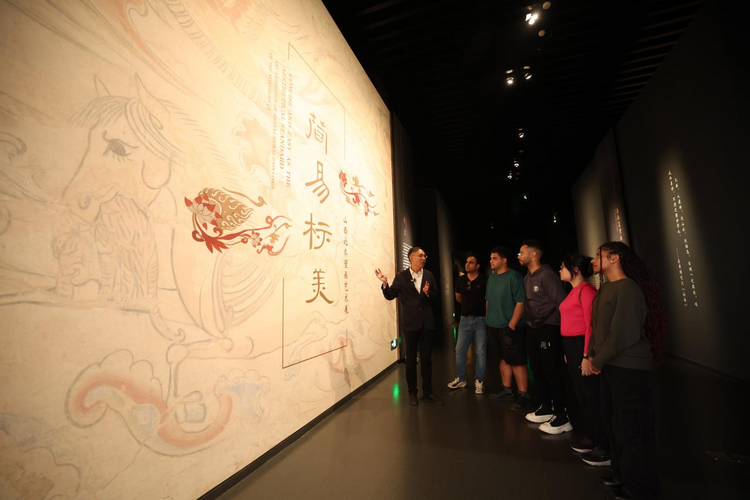 HRegionen's tweet photo. #TaiyuanInDenAugenInternationalerBlogger
#MuseumFürWandmalereienDerNördlichenQiDynastieInTaiyuan

Die Stadt Taiyuan, ein Meisterwerk wie ein Gemälde, vereint antike Anmut und modernen Glanz. Blogger aus Großbritannien, Pakistan, Ägypten, Indien und Vietnam begeben sich auf eine Reise durch Jahrtausende, um die Einladung der prächtigen Wandmalereien der Nördlichen Qi-Dynastie anzunehmen. Durch den Einsatz von 3D-, AR- und VR-Technologien wird Geschichte zum Greifen nah und versetzt die Besucher in die lebendigen Märkte des alten Jinyang. Direktor Wang Jiang enthüllt die verborgenen Geheimnisse der Wandmalereien und lässt den Wohlstand und die Dynamik der alten Seidenstraße wiederaufleben. Lassen Sie uns eintauchen in Taiyuan, eine Stadt, die sich zum Leben, Arbeiten und Reisen gleichermaßen eignet, und die zeitlosen Geschichten lauschen, die jeder Pinselstrich dieser Farben erzählt.