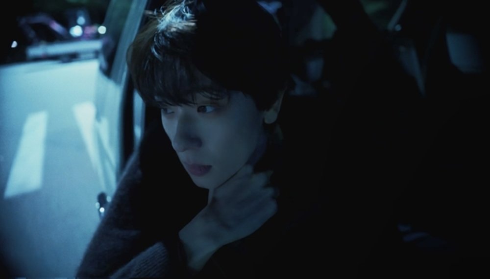 imbcenews's tweet image. 블라, 'Time Slip Movie' 로드 무비 트레일러…거꾸로 흐르는 시간
#블라 #blah #타임슬립무비 #앨범 #iMBC연예 

터널을 빠져 나오면 블라는 생각에 잠긴 표정으로 차창 밖으로 얼굴을 내민다. 이어 마치 시간이 거꾸로 흐르듯 차량이 뒤로 주행하며 타임 슬립을 암시한 뒤, 끝이 보이지 않는 터널을