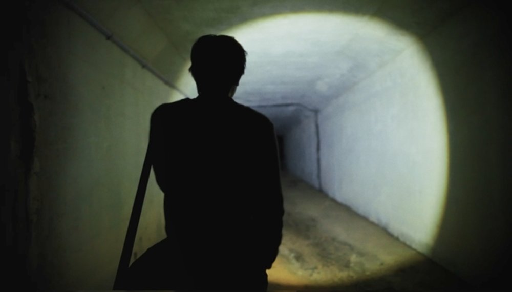 imbcenews's tweet image. 블라, 'Time Slip Movie' 로드 무비 트레일러…거꾸로 흐르는 시간
#블라 #blah #타임슬립무비 #앨범 #iMBC연예 

터널을 빠져 나오면 블라는 생각에 잠긴 표정으로 차창 밖으로 얼굴을 내민다. 이어 마치 시간이 거꾸로 흐르듯 차량이 뒤로 주행하며 타임 슬립을 암시한 뒤, 끝이 보이지 않는 터널을