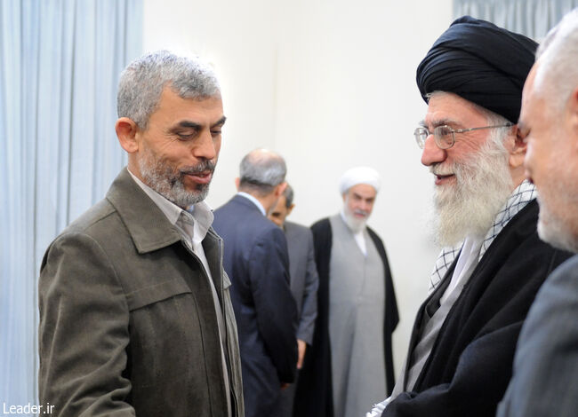 honardoost02's tweet photo. پیام رهبر انقلاب در پی شهادت مجاهد قهرمان فرمانده «یحیی السنوار»:جبهه مقاومت کمترین توقفی نخواهد داشت باذن‌الله حماس زنده است و زنده خواهد ماند. 
#لبیک_یا_خامنه_ای 
#پیشوا https://t.co/3IiCbzwkzo