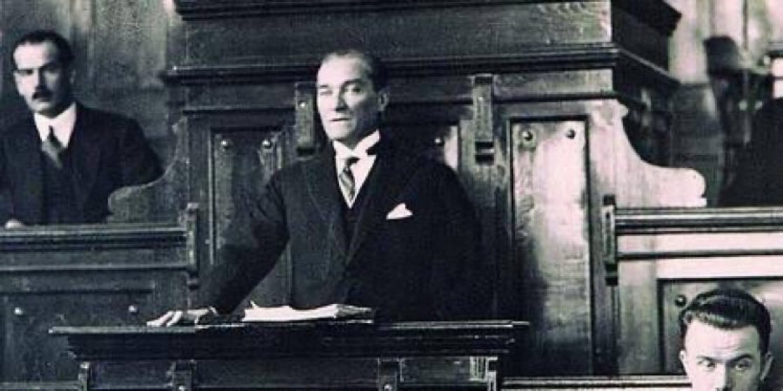 TarihteOan's tweet photo. “Efendiler, yarın Cumhuriyeti ilân edeceğiz.” 

💬Gazi Mustafa Kemal Atatürk https://t.co/vlOzw9pdno
