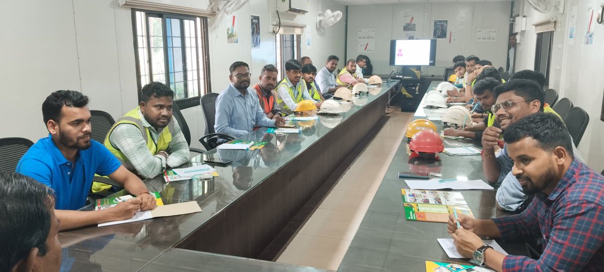 CAOSHE99's tweet photo. #First_Aid_Training 
#AMNS_INDIA 
#Thakurani_Mines https://t.co/qJ6ZiaN73O