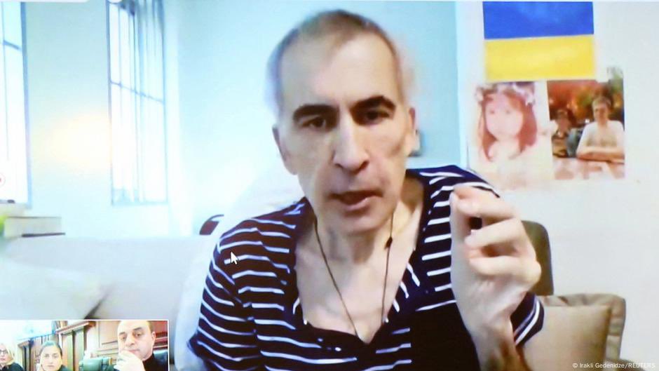 1.Саакашвілі захоплюють в Україні порошенко з його кланом. Пам'ятаю, як з пакетом на голові затримували і видворили з України.
2. Саакашвілі затримала і утримує проросійська влада в Грузії.
Що одні, що другі - одна проросійська мафія! Петя за своєї каденції вів себе відповідно.⬇️