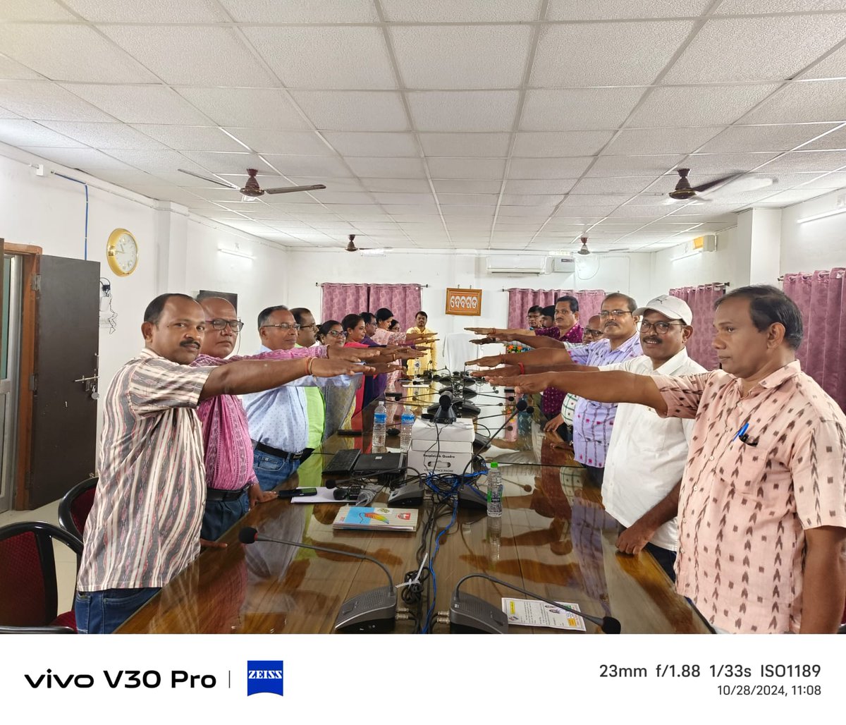 DeoDeogarh's tweet photo. ୨୮.୧୦.୨୦୨୪ ଦିନ ୧୧ ଘଟିକା ସମୟରେ ଶିକ୍ଷା ବିଭାଗ ଏବଂ ସମଗ୍ର ଶିକ୍ଷା ର ସମସ୍ତ ଅଧିକାରୀ ଓ କର୍ମଚାରୀ ଙ୍କ ଦ୍ଵାରା "ଦୁର୍ନୀତି ନିବାରଣ ସଚେତନତା ଶପଥ ପାଠ-୨୦୨୪ " ସମଗ୍ର ଶିକ୍ଷା ସଭାଗୃହ, ଦେବଗଡ ଠାରେ ଅତିରିକ୍ତ ଜିଲ୍ଲା ଶିକ୍ଷା ଅଧିକାରୀଙ୍କ ସଭାପତିତ୍ବରେ ପାଳିତ ହୋଇଯାଇଅଛି । https://t.co/EewY1wXX7W