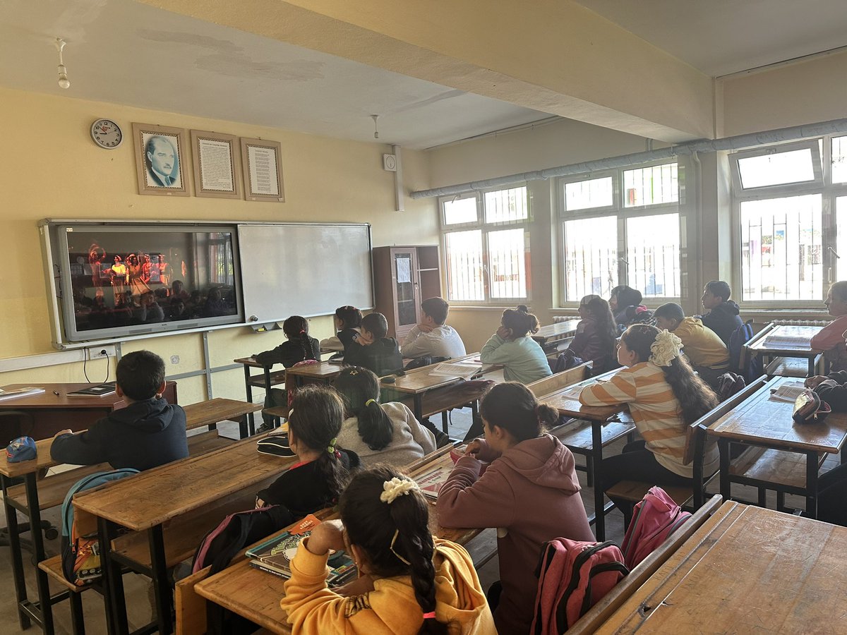 dededagiortaok1's tweet photo. “Dersimiz Cumhuriyete Doğru “ videosu izletildi. 🇹🇷🇹🇷 https://t.co/aAaQN52sQg