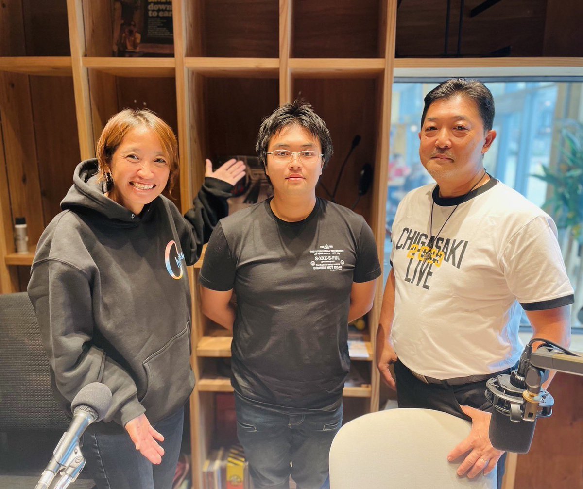 Chigasaki_FM's tweet photo. 今日もお付き合いいただきありがとうございました😊
今日は12時台は新谷局長にイベントのお話をたっぷりと伺いました✨
13時台は中島にある（有）横山花園さんにお越しいただきました！
お花の育て方なども伺いました！ぜひ、お花は海辺の朝市で💐

#茅ヶ崎カフェ は本日18:00まで元気に営業中☕️✨️
#茅ヶ崎FM #エボラジ
#ラジオ好きと繋がりたい
#カフェ好きと繋がりたい