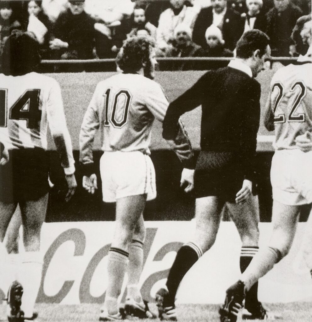 Netherlands1978's tweet photo. #WorldCup78 Final in #BuenosAires.
The match started too late after #Argentina 🇦🇷 arrived late on the pitch and then made a scandal about the hardness of the bandage on the right wrist of #Netherlands 🇳🇱 #RenevandeKerkhof (10).
Referee Gonella (Italy) forced him to soften it. https://t.co/0VMsw4IsFD
