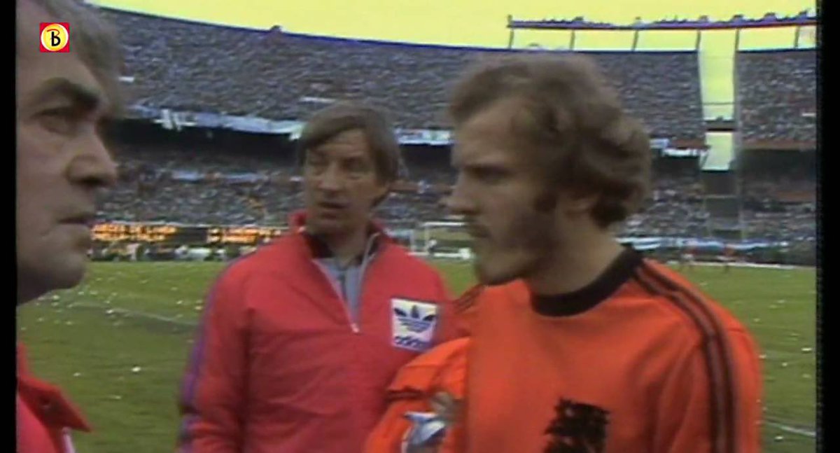Netherlands1978's tweet photo. #WorldCup78 Final in #BuenosAires.
The match started too late after #Argentina 🇦🇷 arrived late on the pitch and then made a scandal about the hardness of the bandage on the right wrist of #Netherlands 🇳🇱 #RenevandeKerkhof (10).
Referee Gonella (Italy) forced him to soften it. https://t.co/0VMsw4IsFD