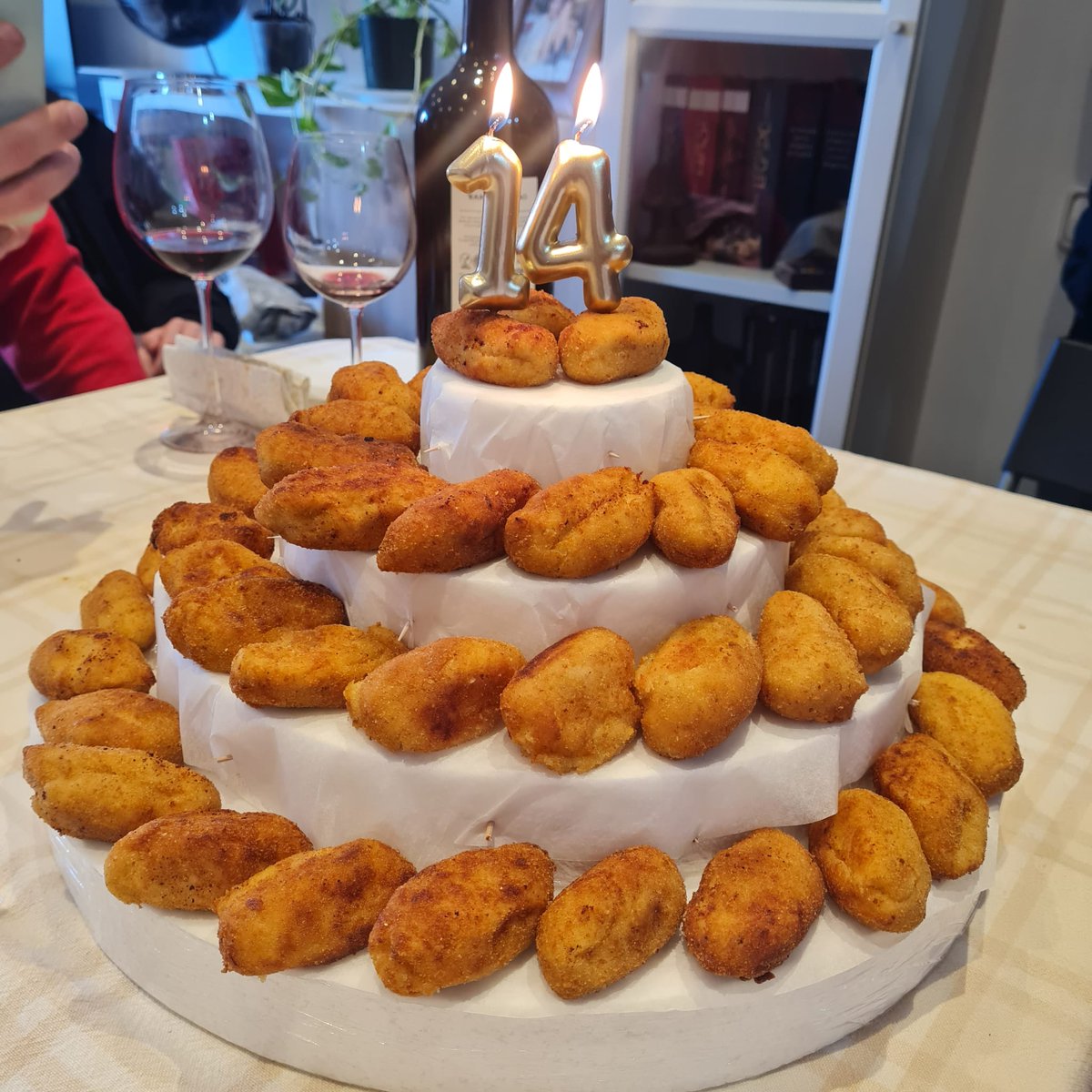 Noemarn's tweet photo. @Ana9Lisa Más de 80 croquetas llevaba el pastel. No sobró ni una. So de  pollo. https://t.co/5COt6H8oBr