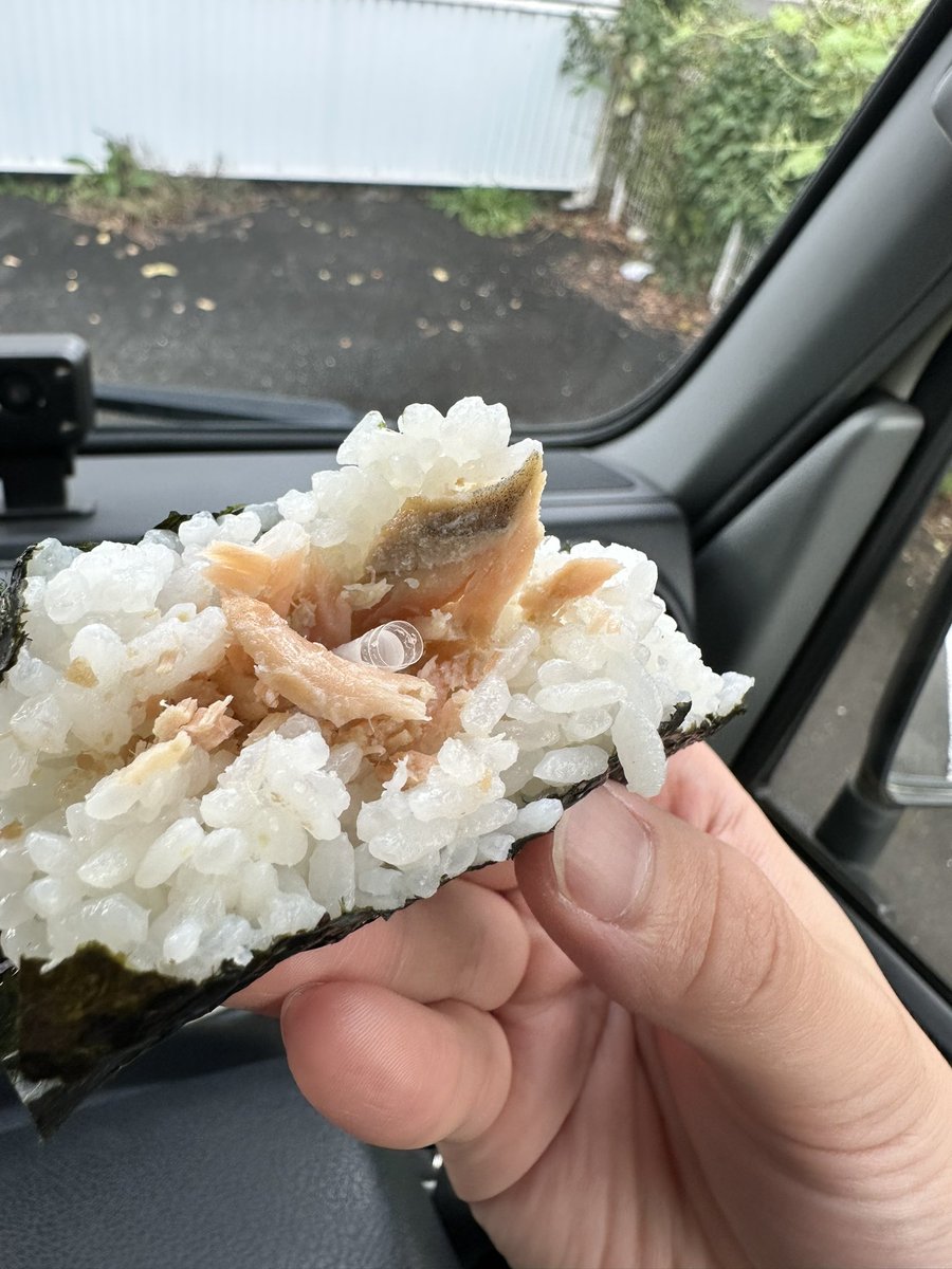 dekitate2017's tweet photo. セブンのおにぎり食べてたら、
中からビニールのゴミ出てきた。

この場合どうするのが正解？
怒ってる訳じゃないけど、
セブンには不信感が出てきてしまった、しっかりしてほしい😞

みんなも食べる時はちゃんと確認して食べよう😔

#セブンイレブン
#おにぎり
#セブンおにぎり
#異物混入
#衛生管理 https://t.co/XufGBXCMh3