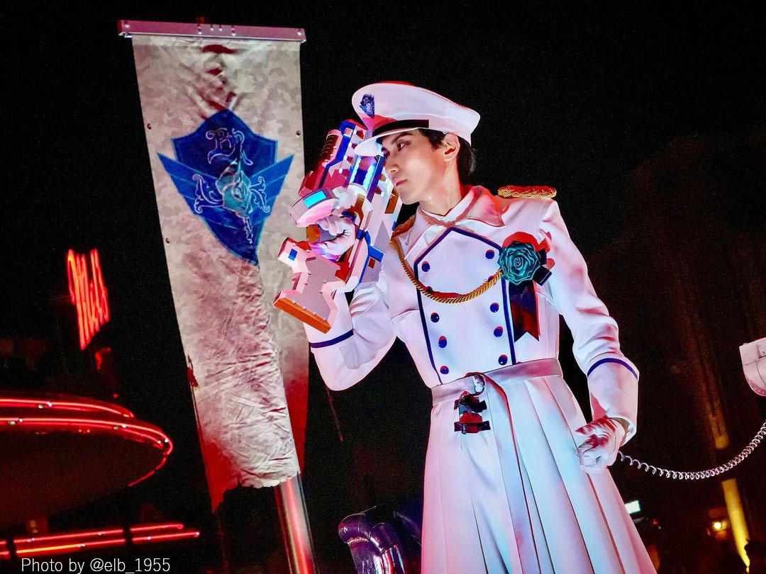 ゾンビ蔓延る #ハロウィーン の闇夜に 白い隊服、翻し