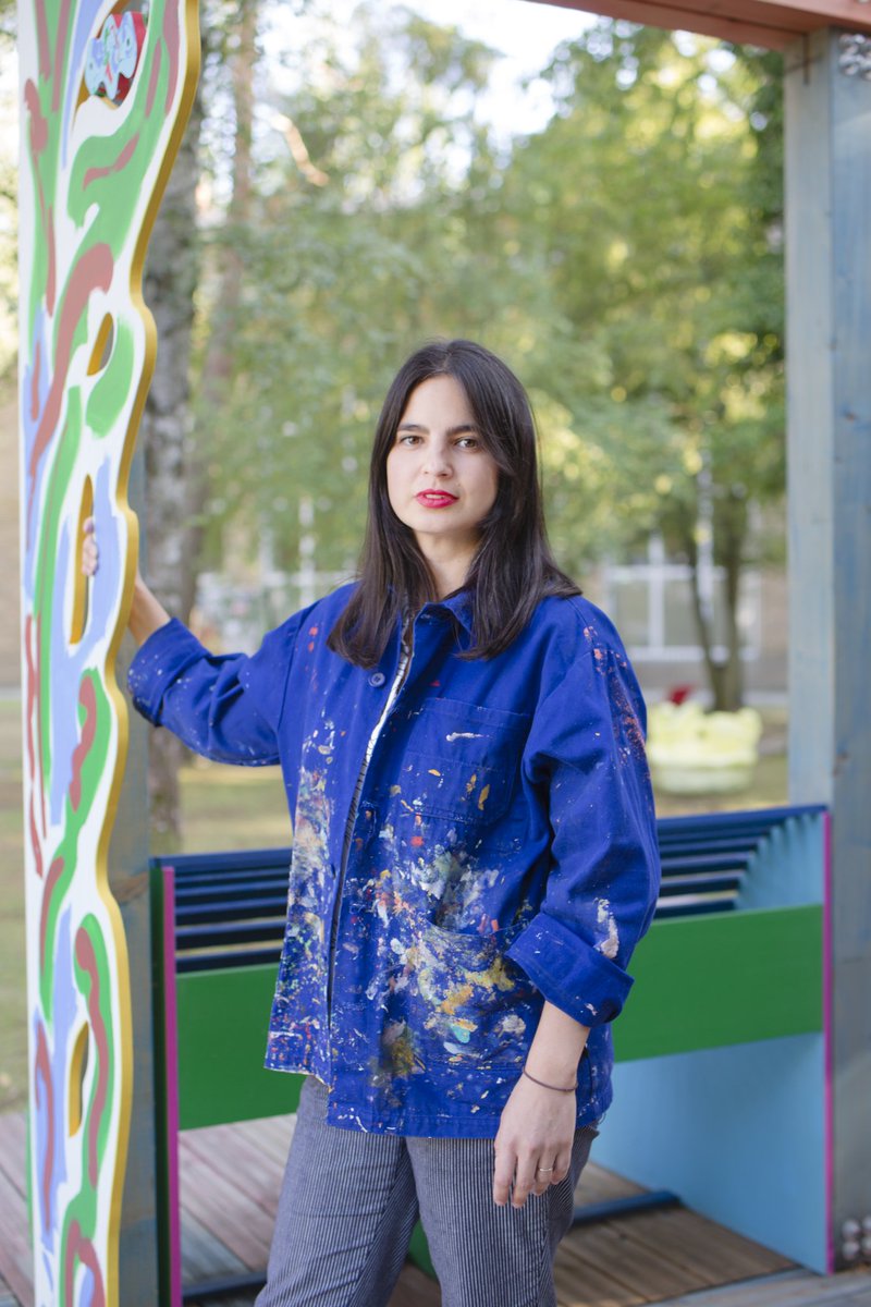 TendenciasArte's tweet photo. “La experiencia migratoria ha sido fundamental en mi desarrollo como artista”, nos explica #SolCalero que salió de su Caracas natal con 17 años rumbo a Europa. Sus vibrantes instalaciones y pinturas inmersivas se han presentado en museos como la Tate Liverpool, ferias como Art Basel y Frieze y eventos como Bienal de Venecia. Conversamos con la artista venezolana con motivo de su actual exposición en el #MuseoCA2M que lleva por título "Buscando Guanábana ando yo". [Foto: Louise Benson]
