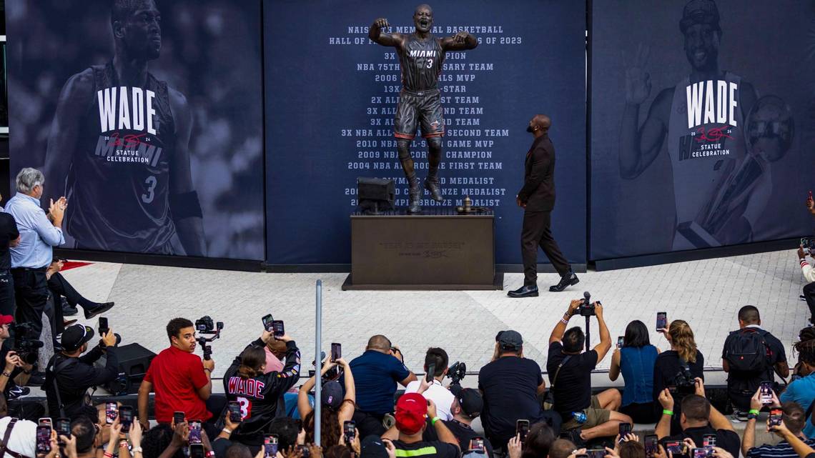 SMania_tth's tweet photo. Miami Heat Unveils Dwyane Wade Statue: A Tribute to a Legend
The statue, which depicts Wade in his signature “This is my house” pose, stands proudly in front of the Kaseya Center. #MiamiHeat #DwyaneWade #ThisIsMyHome
https://t.co/7O6LpOCr4c https://t.co/rEVWbT6NTs