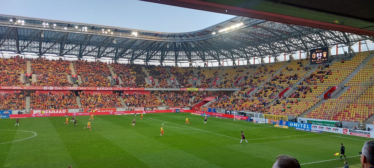 WCR_Bialystok's tweet photo. 🔥Dziękujemy Jagiellonia Białystok za wspaniałe sportowe emocje i życzymy kolejnych sukcesów‼️💪🔥
✅️ Żołnierze z #WCRBiałystok i #18PR kibicowali piłkarzom, prezentowali sprzęt wojskowy oraz aktywnie informowali o ochotniczych formach #SłużbaWojskowa https://t.co/wSP2sWCVAS