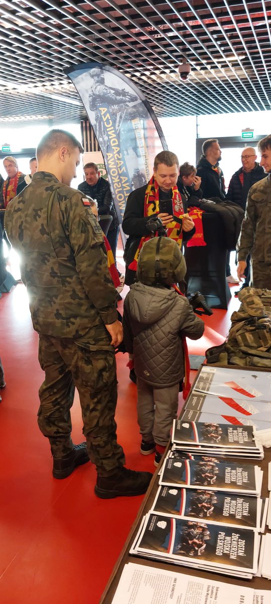 WCR_Bialystok's tweet photo. 🔥Dziękujemy Jagiellonia Białystok za wspaniałe sportowe emocje i życzymy kolejnych sukcesów‼️💪🔥
✅️ Żołnierze z #WCRBiałystok i #18PR kibicowali piłkarzom, prezentowali sprzęt wojskowy oraz aktywnie informowali o ochotniczych formach #SłużbaWojskowa https://t.co/wSP2sWCVAS