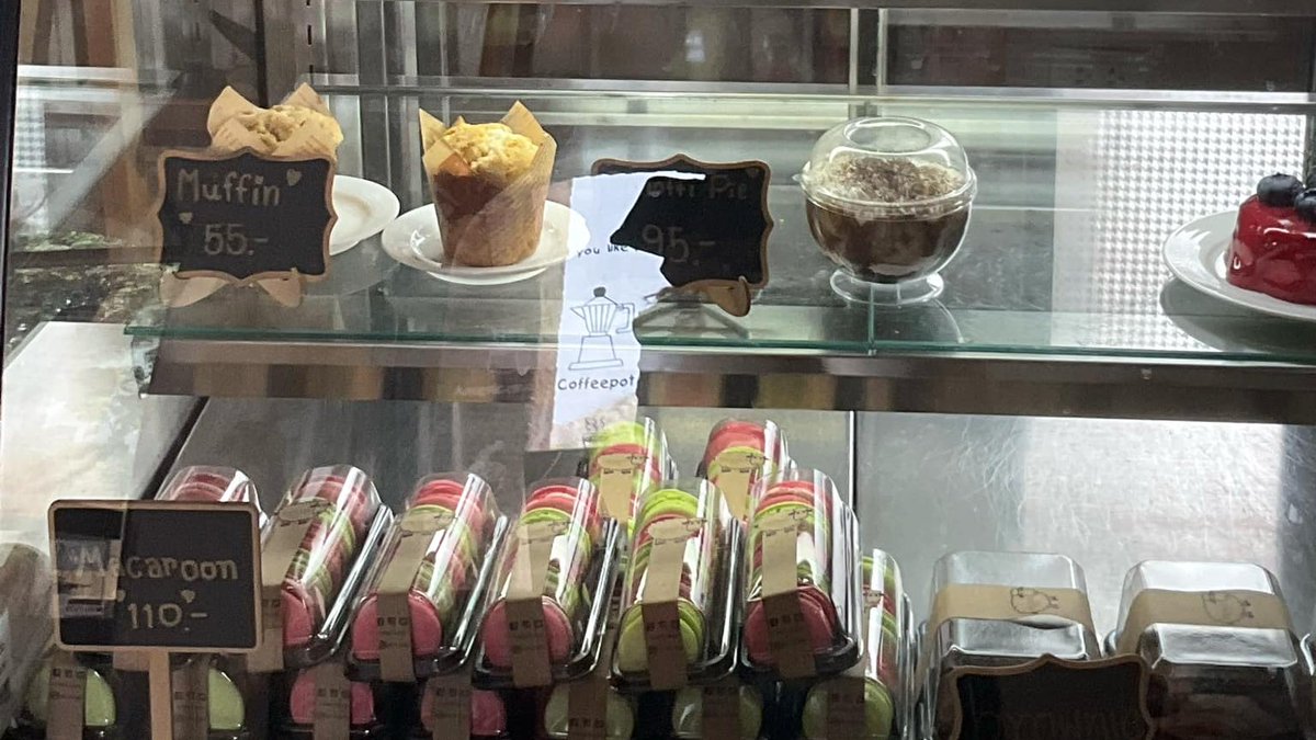 bloomsofmay's tweet image. hoping for more happy days ahead 🗯🥂🧁🌟.ᐟ