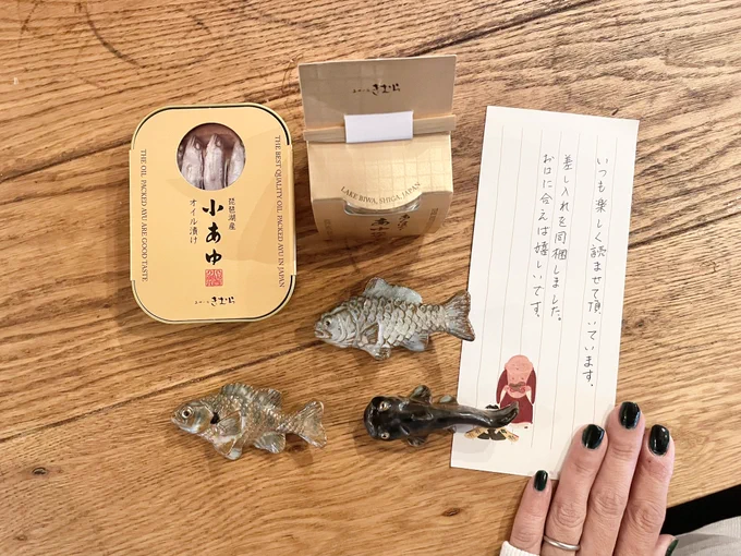 琵琶湖博物館の箸置き、買わなかったことを後悔していたらフォロワさんが代わりに買いに行ってくださって、お土産までいただいてしまいました、、大事に使います😢本当に可愛い、、 