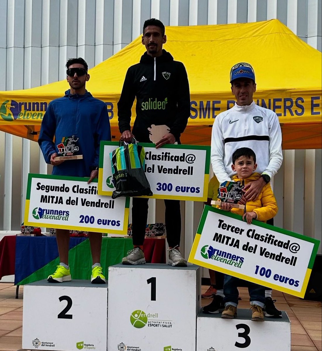 Atletisme_FCA's tweet photo. 🤝 Ahir vam viure dues curses federades al Baix Penedès i al Segrià: 

✍️ La 37a Mitja Marató @runelvendrell que formava part del calendari @atletismoRFEA i va reunir a més de 400 atletes. 

🏃🏼‍♂️ 550 participants a la 3a Marató VITHAS Lleida, organitzada per AEM Lleida. https://t.co/ADsIpzD3Od