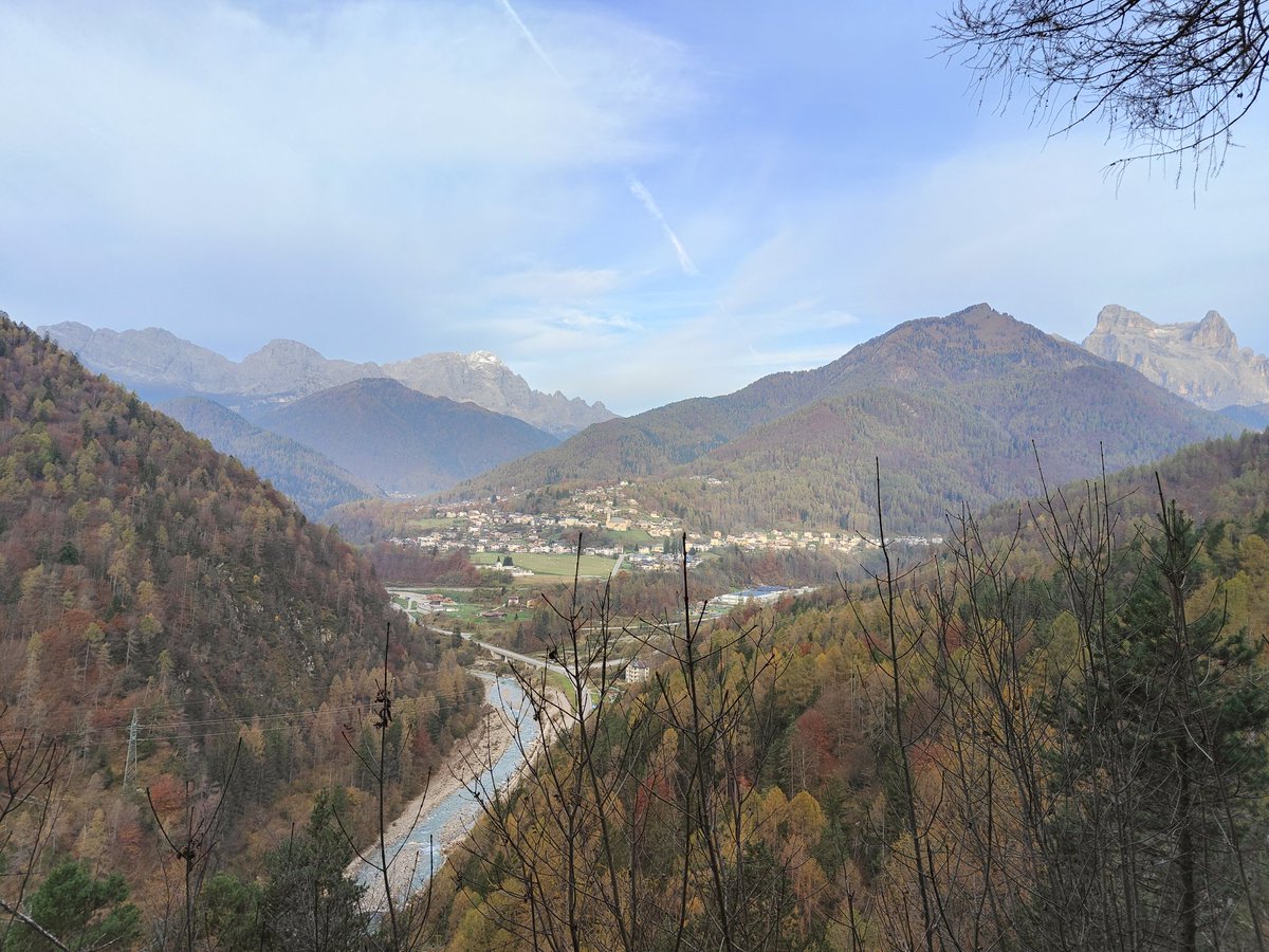 galloforcello2's tweet photo. Stesso posto stesso panorama ma giorno diverso. #valdizoldo #belluno #moiazza #civetta #pelmo #28ottobre2024 https://t.co/fKbHLTNjqF