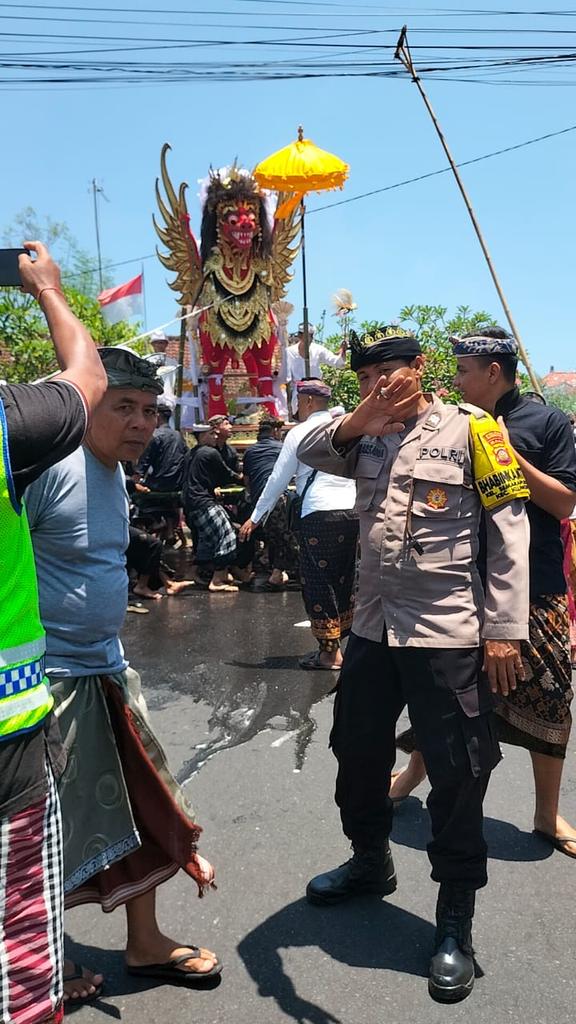 Humaspolsekklk's tweet photo. Sinergitas babhinkamtibmas Sp Kauh, Babinsa dan pecalang dalam pengamanan Upacara pengamanan di sp Kauh ciptakan kamtibmas yang aman dan nyaman Senin, 28/10/2024.#polri #humas #divisi #kryd https://t.co/cMatlCG7P4