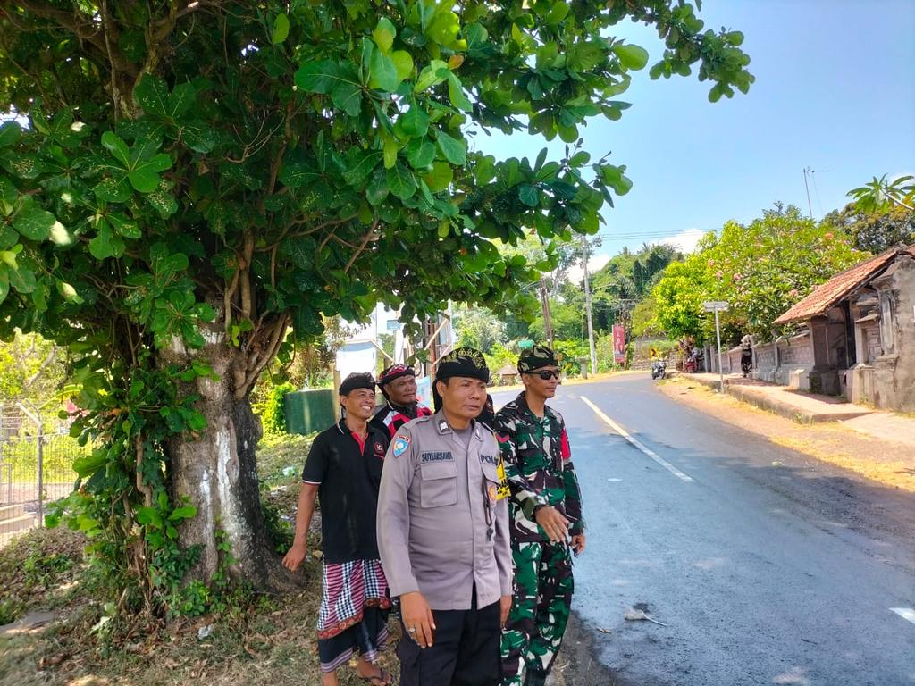 Humaspolsekklk's tweet photo. Sinergitas babhinkamtibmas Sp Kauh, Babinsa dan pecalang dalam pengamanan Upacara pengamanan di sp Kauh ciptakan kamtibmas yang aman dan nyaman Senin, 28/10/2024.#polri #humas #divisi #kryd https://t.co/cMatlCG7P4