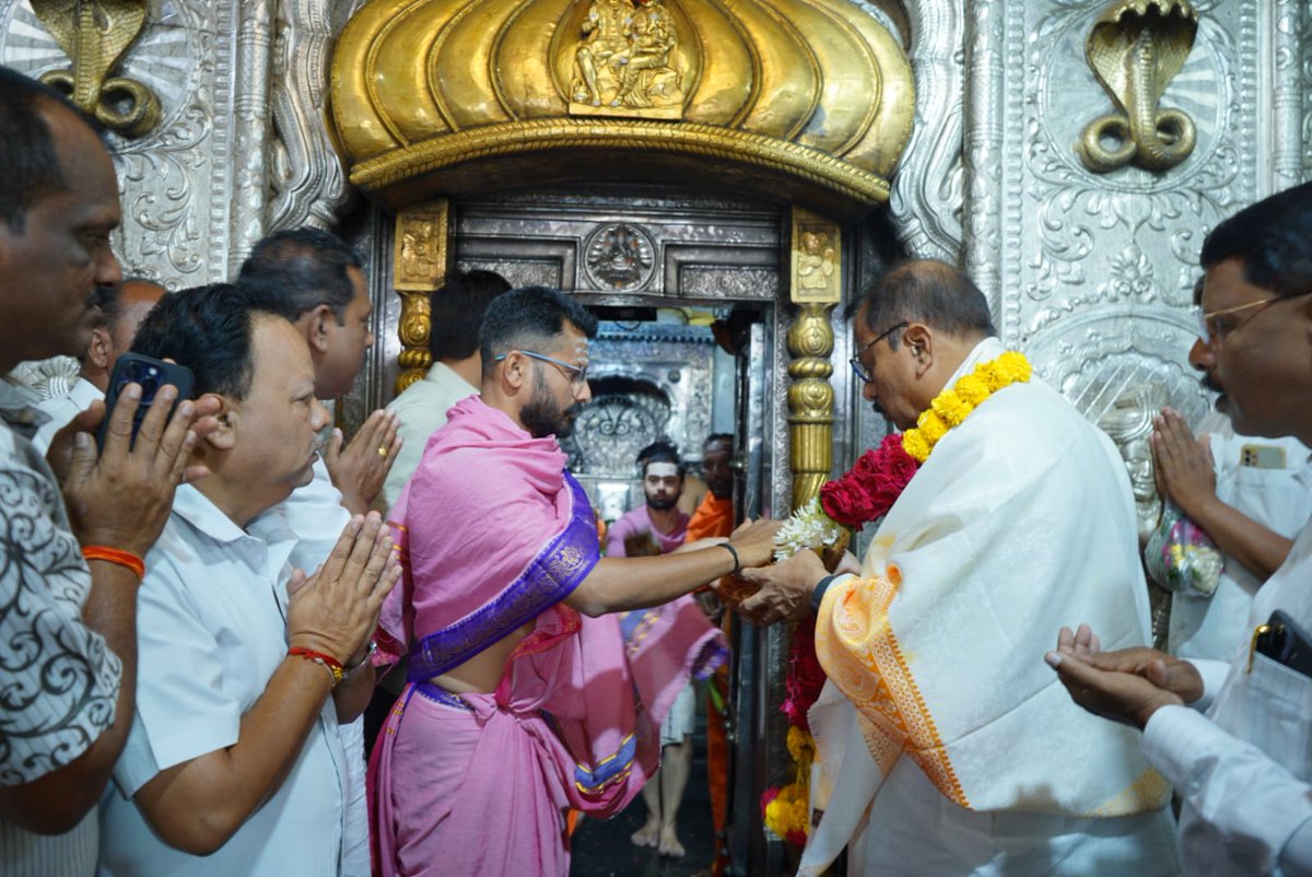 dm_dilipmane's tweet photo. श्री सिद्धेश्वर महाराज कि जय..
सोलापूरचे ग्रामदैवत श्री शिवयोगी सिद्धरामेश्वर महाराज आणि श्री मार्कंडेय मंदिर येथे जाऊन मनोभावे दर्शन घेतले...

#dilipmane #dilipmaneforsouthsolapur #Congress #MVA #MaharashtraAssemblyElections2024 https://t.co/LEsv9O5K1k
