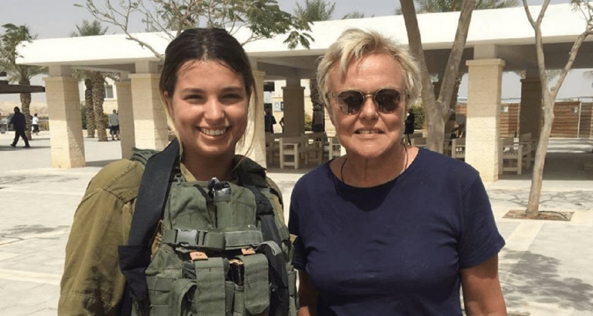 iboudjekada's tweet image. Ça pose fièrement avec des représentants d&apos;une armée génocidaire ?!

Une explication @MurielRobinCOM ?

#Boycott