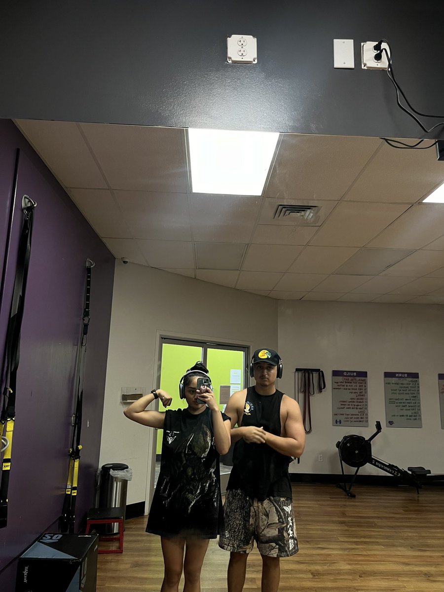kela24t's tweet photo. Been at Disney for 5 days and I’m missing the gym. Bonus cat picture https://t.co/bZwWYsUvn8
