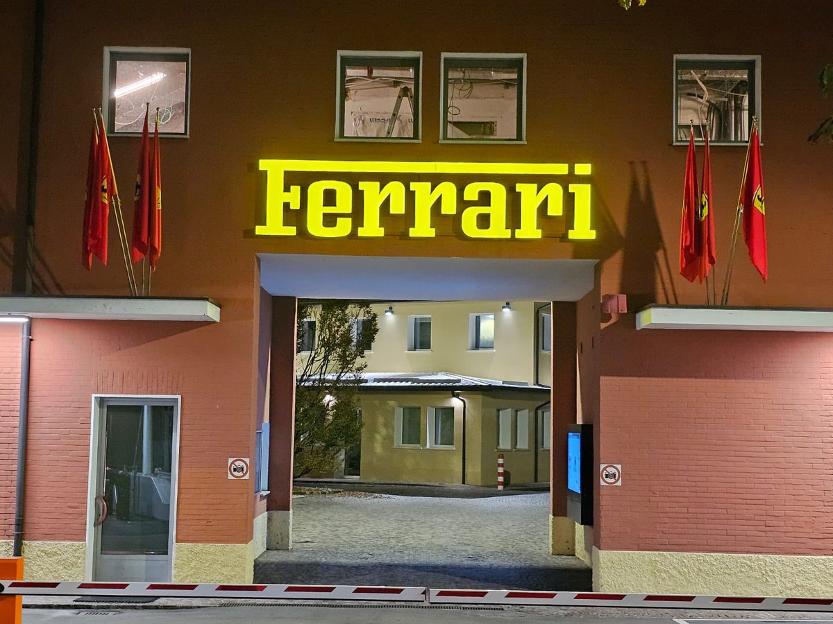 Yaklaşık 1.5 saat önce Maranello itfaiye departmanı ve zabıta birimleri Ferrari fabrikasına gelip bayrakların takıldığı çıkıntının yük dengesini ve kaldırma kapasitesini ölçmüş.

Belediye başkanı: “Ölçümler inanılmaz 30 bayrağa kadar çekeri var”

Kaynak: 🍑