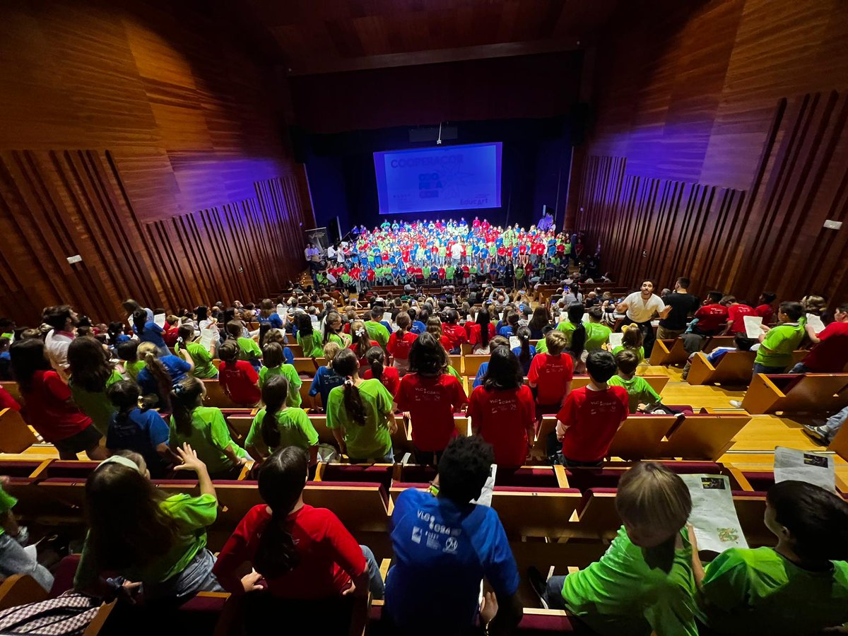 Miquel_R_C's tweet photo. El XX Congrés de @UECoE3, el Congrés estatal del cooperativisme educatiu, ens deixa el Manifest "Construint una Economia Social educativa i transformadora". Dies intensos d'un Congrés viscut amb estil i continguts cooperatius. Seguim! 🤝🤝🤝🤝 #Educart #SomCooperativa https://t.co/L4HKbymcvl
