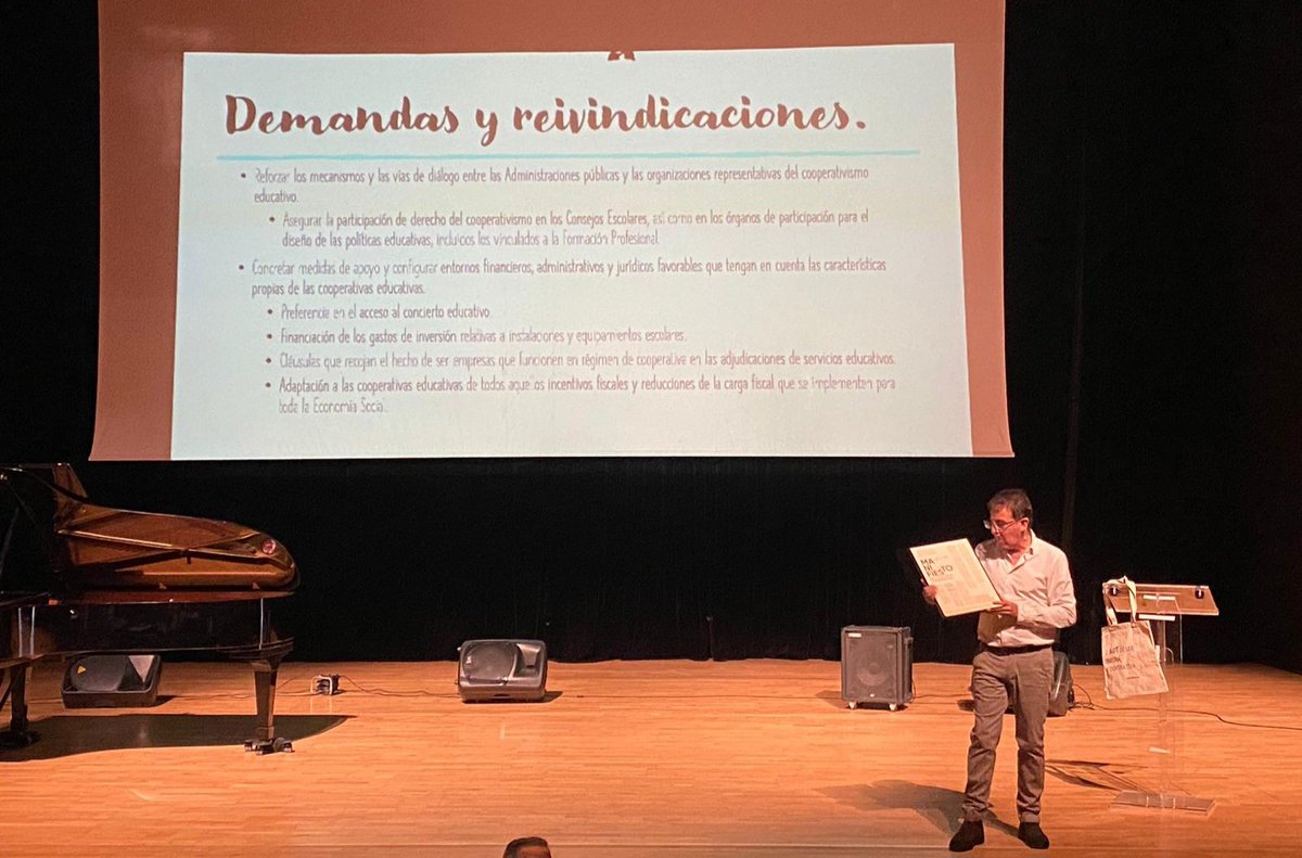 Miquel_R_C's tweet photo. El XX Congrés de @UECoE3, el Congrés estatal del cooperativisme educatiu, ens deixa el Manifest "Construint una Economia Social educativa i transformadora". Dies intensos d'un Congrés viscut amb estil i continguts cooperatius. Seguim! 🤝🤝🤝🤝 #Educart #SomCooperativa https://t.co/L4HKbymcvl