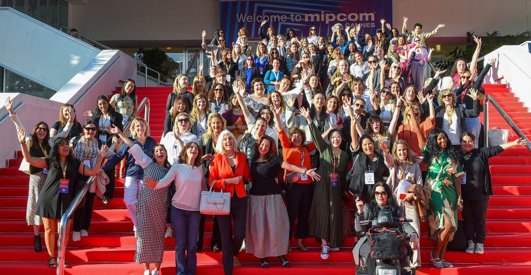 Un précieux moment de sororité lors de notre 12ème International Mentoring and Networking breakfast for Women in Entertainment ! dlvr.it/TFp0Gt