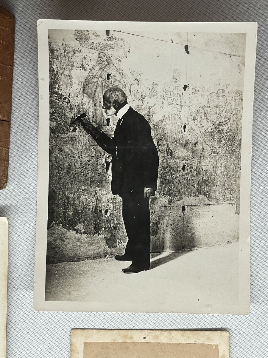 Le grand folkloriste sicilien Giuseppe Pitrè écaillant les murs des prisons de l’inquisition en 1906. On trouve cette photo au beau musée ethnographique Pitrè de #Palerme