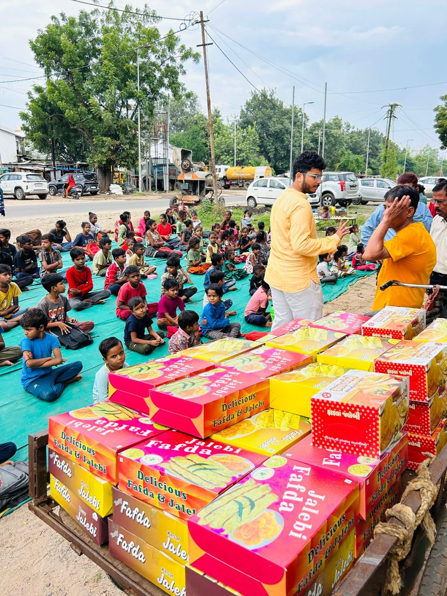 જેની પાસે ઓછુ છે તેને કોઈ પણ સુખી કરી શકે છે પરંતુ જેને ઓછુ જ પડે છે તેને ઈશ્વર પણ સુખી કરી નથી શકતો.