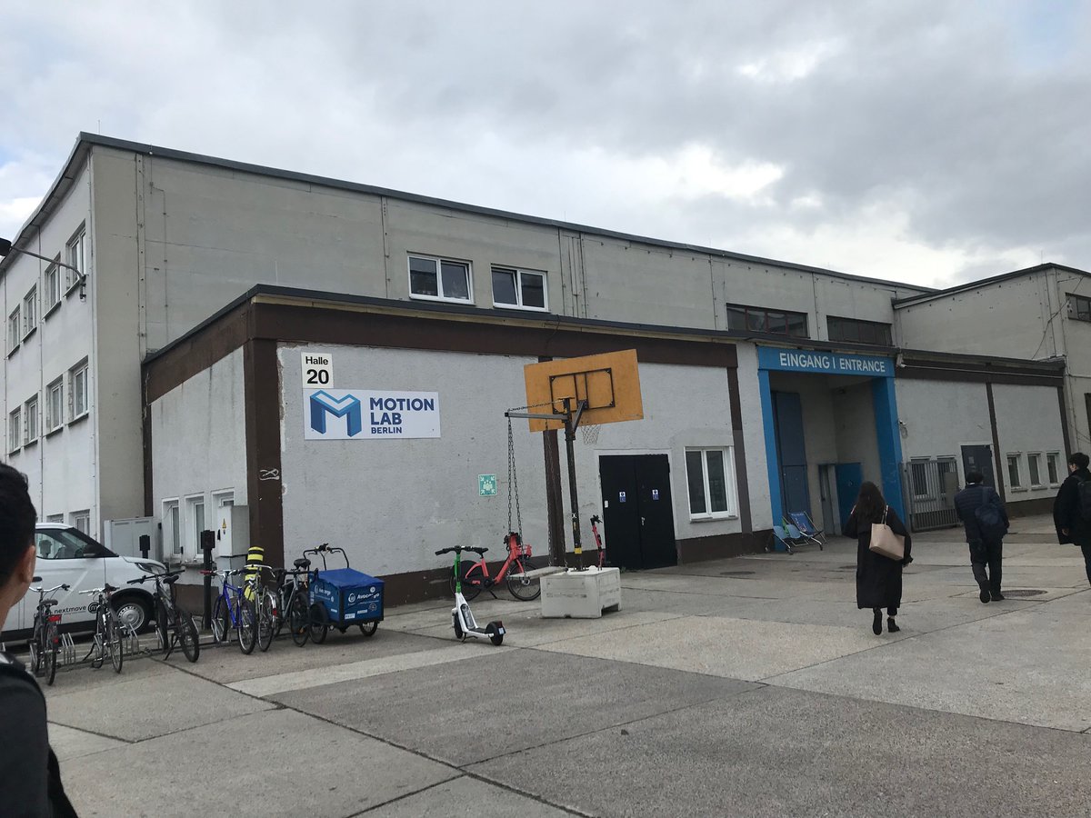 photon0308's tweet image. 【ドイツ🇩🇪出張】10/11　製造業系インキュベーション施設 ＃Motionlab　訪問その①　25台の3D樹脂プリンター、3台のCO2レーザー。木材加工、金属加工、電子加工、繊維加工エリアがある。それぞれ測定器や加工機械、コンプレッサーなどがあり設備が充実。休憩スペース、キッチン、プレゼン用の舞台装備
