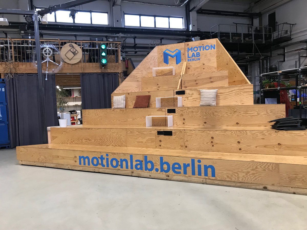 photon0308's tweet image. 【ドイツ🇩🇪出張】10/11　製造業系インキュベーション施設 ＃Motionlab　訪問その①　25台の3D樹脂プリンター、3台のCO2レーザー。木材加工、金属加工、電子加工、繊維加工エリアがある。それぞれ測定器や加工機械、コンプレッサーなどがあり設備が充実。休憩スペース、キッチン、プレゼン用の舞台装備