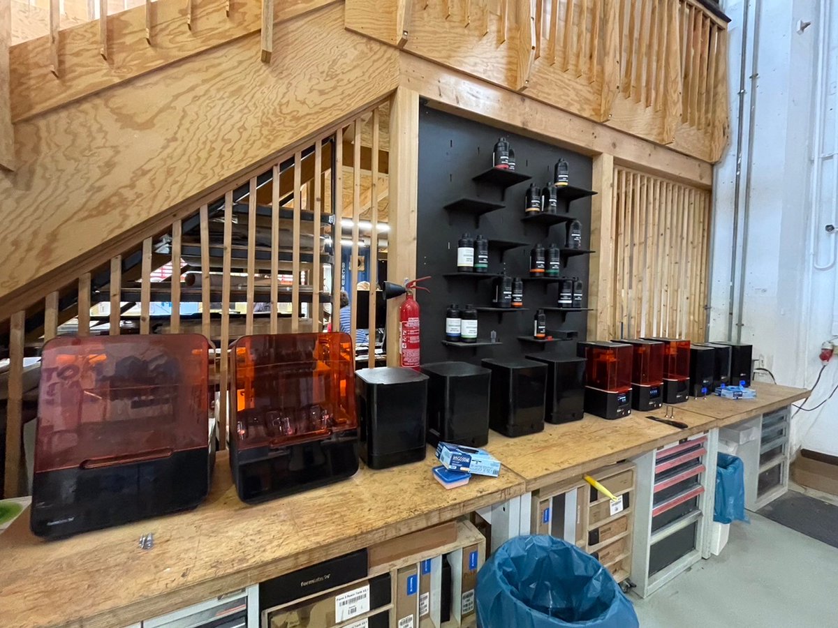 photon0308's tweet image. 【ドイツ🇩🇪出張】10/11　製造業系インキュベーション施設 ＃Motionlab　訪問その①　25台の3D樹脂プリンター、3台のCO2レーザー。木材加工、金属加工、電子加工、繊維加工エリアがある。それぞれ測定器や加工機械、コンプレッサーなどがあり設備が充実。休憩スペース、キッチン、プレゼン用の舞台装備