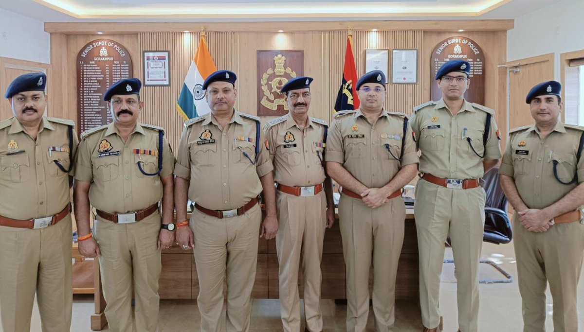 gorakhpurpolice's tweet photo. #gorakhpurpolice
#sspgorakhpur, #spcity, #spnorth, #spsouth, #spcrime द्वारा UPP मुख्यालय से पुलिस उपाधीक्षक के पद पर पदोन्नत हुए जनपद के 03 निरीक्षकगण को पीपिंग सेरेमनी में स्टार लगाकर सम्मानित करते हुए इनके उज्ज्वल भविष्य की कामना की गयी।
#PippingCeremony #UPPolice https://t.co/CjJrpyFNoj