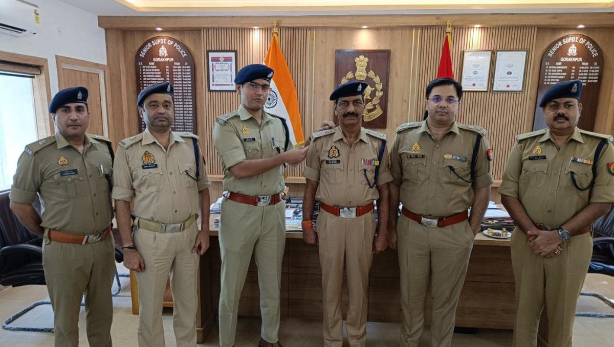 gorakhpurpolice's tweet photo. #gorakhpurpolice
#sspgorakhpur, #spcity, #spnorth, #spsouth, #spcrime द्वारा UPP मुख्यालय से पुलिस उपाधीक्षक के पद पर पदोन्नत हुए जनपद के 03 निरीक्षकगण को पीपिंग सेरेमनी में स्टार लगाकर सम्मानित करते हुए इनके उज्ज्वल भविष्य की कामना की गयी।
#PippingCeremony #UPPolice https://t.co/CjJrpyFNoj