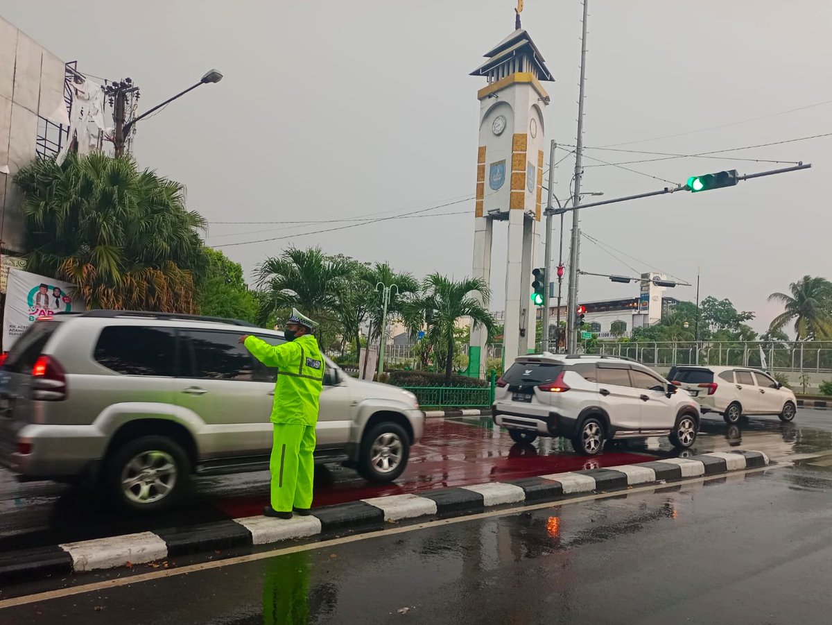 16.51 Wib Situasi lalin Simp.Siliwangi ramai lancar arah Simp.Ramanda Margonda maupun Jl.Raya Kartini dan Jl.Siliwangi. Petugas Satlantas Polres Metro Depok pengaturan lalin antisipasi kepadatan, <a href="/NTMCLantasPolri/">KorlantasPolri.Ntmc</a> <a href="/TMCPoldaMetro/">TMC Polda Metro Jaya</a>